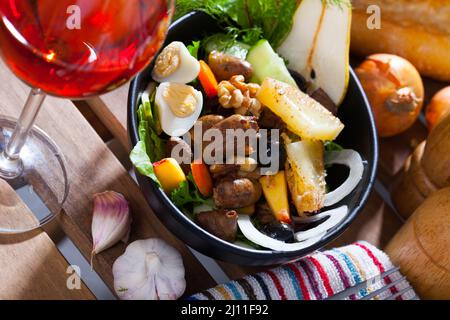 Hühnerherzen, Käse und Wachteleier Stockfoto