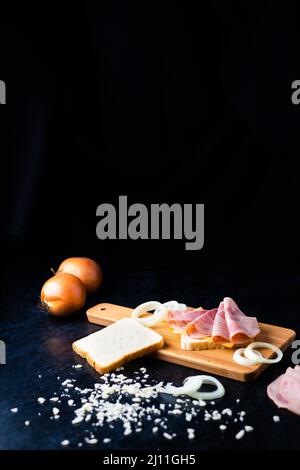 Scheiben Wurst Mortadella und Zwiebel auf einem Schneidebrett Stockfoto