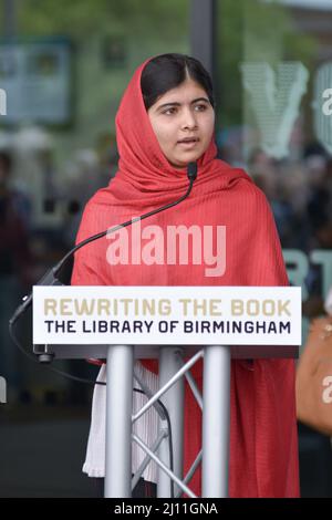 BIRMINGHAM, England, 3. September 2013 - Malala Yousafzai, geboren am 12. Juli 1997 in Mingora, der größten Stadt im Swat-Tal in der heutigen pakistanischen Provinz Khyber Pakhtunkhwa. Die pädagogische Aktivistin nahm zusammen mit ihrem Vater Ziauddin Yousafzai an der Eröffnungsfeier der Bibliothek von Birmingham Teil. Malala, die im Oktober 2012 von den Taliban in Pakistan angeschossen wurde, weil sie das Recht von Mädchen auf Bildung gefördert hatte, lebt mit ihrer Familie in Birmingham, seit sie aus Pakistan zur Notfallbehandlung im Queen Elizabeth Hospital geflogen wurde. Stockfoto