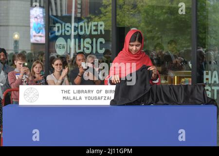 BIRMINGHAM, England, 3. September 2013 - Malala Yousafzai, geboren am 12. Juli 1997 in Mingora, der größten Stadt im Swat-Tal in der heutigen pakistanischen Provinz Khyber Pakhtunkhwa. Die pädagogische Aktivistin nahm zusammen mit ihrem Vater Ziauddin Yousafzai an der Eröffnungsfeier der Bibliothek von Birmingham Teil. Malala, die im Oktober 2012 von den Taliban in Pakistan angeschossen wurde, weil sie das Recht von Mädchen auf Bildung gefördert hatte, lebt mit ihrer Familie in Birmingham, seit sie aus Pakistan zur Notfallbehandlung im Queen Elizabeth Hospital geflogen wurde. Stockfoto