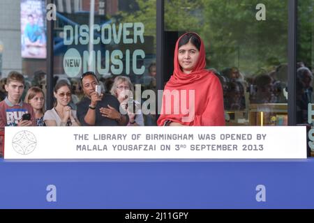 BIRMINGHAM, England, 3. September 2013 - Malala Yousafzai, geboren am 12. Juli 1997 in Mingora, der größten Stadt im Swat-Tal in der heutigen pakistanischen Provinz Khyber Pakhtunkhwa. Die pädagogische Aktivistin nahm zusammen mit ihrem Vater Ziauddin Yousafzai an der Eröffnungsfeier der Bibliothek von Birmingham Teil. Malala, die im Oktober 2012 von den Taliban in Pakistan angeschossen wurde, weil sie das Recht von Mädchen auf Bildung gefördert hatte, lebt mit ihrer Familie in Birmingham, seit sie aus Pakistan zur Notfallbehandlung im Queen Elizabeth Hospital geflogen wurde. Stockfoto