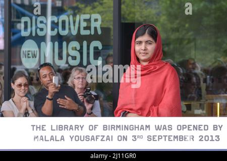 BIRMINGHAM, England, 3. September 2013 - Malala Yousafzai, geboren am 12. Juli 1997 in Mingora, der größten Stadt im Swat-Tal in der heutigen pakistanischen Provinz Khyber Pakhtunkhwa. Die pädagogische Aktivistin nahm zusammen mit ihrem Vater Ziauddin Yousafzai an der Eröffnungsfeier der Bibliothek von Birmingham Teil. Malala, die im Oktober 2012 von den Taliban in Pakistan angeschossen wurde, weil sie das Recht von Mädchen auf Bildung gefördert hatte, lebt mit ihrer Familie in Birmingham, seit sie aus Pakistan zur Notfallbehandlung im Queen Elizabeth Hospital geflogen wurde. Stockfoto