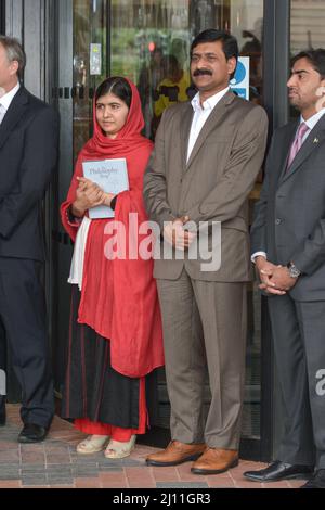 BIRMINGHAM, England, 3. September 2013 - Malala Yousafzai, geboren am 12. Juli 1997 in Mingora, der größten Stadt im Swat-Tal in der heutigen pakistanischen Provinz Khyber Pakhtunkhwa. Die pädagogische Aktivistin nahm zusammen mit ihrem Vater Ziauddin Yousafzai an der Eröffnungsfeier der Bibliothek von Birmingham Teil. Malala, die im Oktober 2012 von den Taliban in Pakistan angeschossen wurde, weil sie das Recht von Mädchen auf Bildung gefördert hatte, lebt mit ihrer Familie in Birmingham, seit sie aus Pakistan zur Notfallbehandlung im Queen Elizabeth Hospital geflogen wurde. Stockfoto