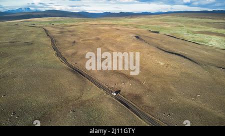 Luftaufnahme einer Straße im isländischen Hochland Stockfoto