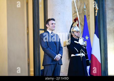 Der französische Präsident Emmanuel Macron erwartet am 21. März 2022 die Ankunft des finnischen Präsidenten Sauli Niinisto (nicht zu sehen) im Elysee-Palast in Paris. Stockfoto