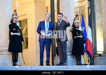 Der französische Präsident Emmanuel Macron empfängt den finnischen Präsidenten Sauli Niinisto vor einem Treffen am 21. März 2022 im Präsidentenpalast von Elysee in Paris. Stockfoto