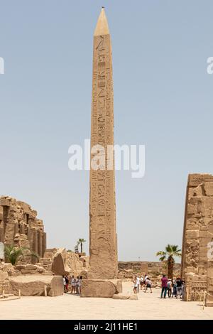 Luxor, Ägypten - 16. April 2019: Thutmose I. Obelisk in der Amun Tempel, Karnak, Luxor Stockfoto