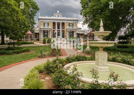 Nashville, Tennessee - 28. Juni 2021: Außenansicht des historischen Belmont Mansion, das heute als Hochschule der Geisteswissenschaften in Nashville, Tennessee, genutzt wird Stockfoto