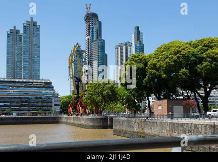 Business Center im Flussgebiet Stockfoto