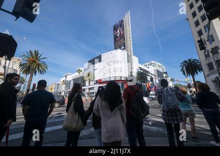 Los Angeles, Kalifornien, USA. 21. März 2022. Das Oscar-Poster ist vor dem Hollywood & Highland Center am 21. März 2022 in Los Angeles zu sehen. (Bild: © Ringo Chiu/ZUMA Press Wire) Stockfoto