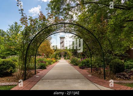 Nashville, Tennessee - 28. Juni 2021: Garten des historischen Belmont Mansion, das heute als Hochschule der Geisteswissenschaften in Nashville, Tennessee, genutzt wird Stockfoto