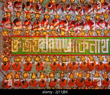 Hunderte von hinduistischen Anhängern fasten und beten ernsthaft zu den Göttern für ihre Gunst während des traditionellen Rituals Kartik Brati im Swamibag Loknath Tempel in Dhaka, Bangladesch. Lokenath Brahmachari, genannt Baba Lokenath, war ein Hindu-heiliger und Philosoph aus dem 18.. Jahrhundert in Bengalen. Das Festival findet jeden Samstag und Dienstag in den letzten 15 Tagen des bengalischen Monats „Kartik“ statt. Bangladesch. Stockfoto