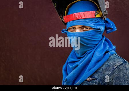 Ein Arbeiter posiert für ein Bild in einer Schiffsbauwerft in Dhaka, Bangladesch. In der Keraniganj-Gegend von Old Dhaka am Ufer des Flusses Buriganga gibt es mehr als 35 Werften, auf denen rund um die Uhr kleine Schiffe, Starts und Dampfschiffe gebaut und repariert werden. In den letzten Jahren haben sich die Schiffsbauer des Landes langsam in die Reihen der Schiffsexporteure vorgeführt und an stark wettbewerbsorientierte Märkte wie Deutschland und Dänemark verkauft. Darüber hinaus sind die bangladeschischen Schiffsbauer zuversichtlich, dass sie gegenüber ihren Konkurrenten einen Wettbewerbsvorteil haben, was auf die große Zahl an qualifizierten Arbeitskräften und geringen Arbeitskräften hinweist Stockfoto