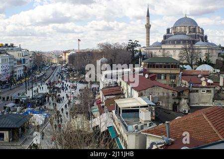 21. März 2022: Blick auf den überfüllten Beyazit-Platz und die Moschee am 23. März 2022. Der Beyazit-Platz ist ein Platz im Stadtteil Fatih, der sich im europäischen Teil Istanbuls, der Türkei, befindet. Es heißt offiziell Freedom Square, ist aber nach der Bayezid II Moschee auf einer Seite als Beyazit Square bekannt. Der Platz ist der ehemalige Ort des von Konstantin dem Großen erbauten Forums des Theodosius. (Bild: © Tolga Ildun/ZUMA Press Wire) Stockfoto