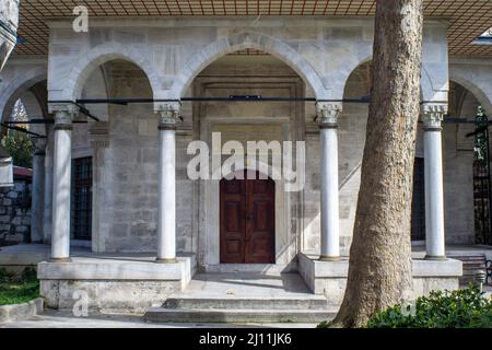 21. März 2022: Detailansicht des Innenhofs des Merzifonlu Kara Mustafa Pasha Madrasa in der Divanyolu Street in Fatih, Istanbul, Türkei am 23. März 2022. Merzifonlu Kara Mustafa Pasha war ein osmanischer Adliger, Militärfigur und Großweser türkischer Herkunft, der eine zentrale Rolle in den letzten Expansionsversuchen der Osmanischen Imperien in Mittel- und Osteuropa hatte. (Bild: © Tolga Ildun/ZUMA Press Wire) Stockfoto