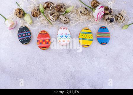 Osterkekse in Form von Eiern und Hase Stockfoto