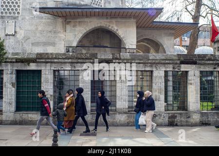 21. März 2022: Enteransicht des Merzifonlu Kara Mustafa Pasha Madrasa in der Divanyolu Street in Fatih, Istanbul, Türkei am 23. März 2022. Merzifonlu Kara Mustafa Pasha war ein osmanischer Adliger, Militärfigur und Großweser türkischer Herkunft, der eine zentrale Rolle in den letzten Expansionsversuchen der Osmanischen Imperien in Mittel- und Osteuropa hatte. (Bild: © Tolga Ildun/ZUMA Press Wire) Stockfoto