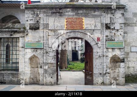 21. März 2022: Enteransicht des Merzifonlu Kara Mustafa Pasha Madrasa in der Divanyolu Street in Fatih, Istanbul, Türkei am 23. März 2022. Merzifonlu Kara Mustafa Pasha war ein osmanischer Adliger, Militärfigur und Großweser türkischer Herkunft, der eine zentrale Rolle in den letzten Expansionsversuchen der Osmanischen Imperien in Mittel- und Osteuropa hatte. (Bild: © Tolga Ildun/ZUMA Press Wire) Stockfoto