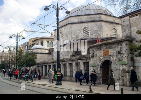 21. März 2022: Enteransicht des Merzifonlu Kara Mustafa Pasha Madrasa in der Divanyolu Street in Fatih, Istanbul, Türkei am 23. März 2022. Merzifonlu Kara Mustafa Pasha war ein osmanischer Adliger, Militärfigur und Großweser türkischer Herkunft, der eine zentrale Rolle in den letzten Expansionsversuchen der Osmanischen Imperien in Mittel- und Osteuropa hatte. (Bild: © Tolga Ildun/ZUMA Press Wire) Stockfoto