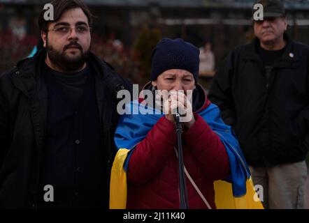 Batumi, Georgien - 21. März 2022: Eine Frau spricht bei einer Kundgebung gegen den Krieg in der Ukraine Stockfoto