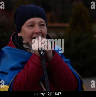 Batumi, Georgien - 21. März 2022: Eine Frau spricht bei einer Kundgebung gegen den Krieg in der Ukraine Stockfoto