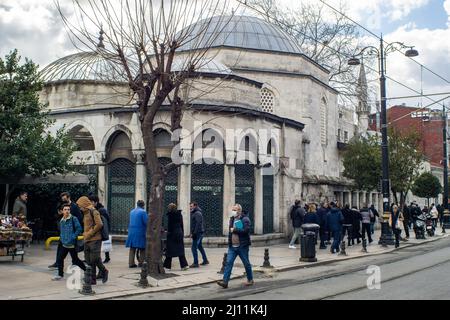 21. März 2022: Enteransicht des Merzifonlu Kara Mustafa Pasha Madrasa in der Divanyolu Street in Fatih, Istanbul, Türkei am 23. März 2022. Merzifonlu Kara Mustafa Pasha war ein osmanischer Adliger, Militärfigur und Großweser türkischer Herkunft, der eine zentrale Rolle in den letzten Expansionsversuchen der Osmanischen Imperien in Mittel- und Osteuropa hatte. (Bild: © Tolga Ildun/ZUMA Press Wire) Stockfoto