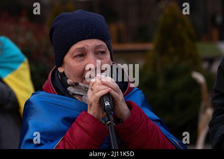 Batumi, Georgien - 21. März 2022: Eine Frau spricht bei einer Kundgebung gegen den Krieg in der Ukraine Stockfoto