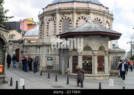 21. März 2022: Ansicht des Sinan Pasha Komplexes, bestehend aus einer Madrasa und einem Grab in der Divanyolu Straße in Fatih, Istanbul, Türkei, am 23. März 2022. Der Komplex wurde von Grand Vizier Great Sinan Pasha in Auftrag gegeben. Der Architekt war Davud Aga, Nachfolger und Schüler des Architekten Sinan. Nach der Inschrift auf dem Brunnen wurde es im Jahr 1594 abgeschlossen. (Bild: © Tolga Ildun/ZUMA Press Wire) Stockfoto