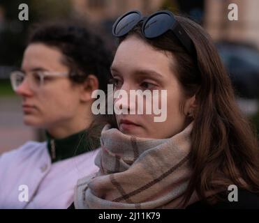 Batumi, Georgien - 21. März 2022: Eine Frau mit einem traurigen Gesicht Stockfoto