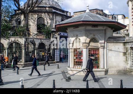 21. März 2022: Ansicht des Sinan Pasha Komplexes, bestehend aus einer Madrasa und einem Grab in der Divanyolu Straße in Fatih, Istanbul, Türkei, am 23. März 2022. Der Komplex wurde von Grand Vizier Great Sinan Pasha in Auftrag gegeben. Der Architekt war Davud Aga, Nachfolger und Schüler des Architekten Sinan. Nach der Inschrift auf dem Brunnen wurde es im Jahr 1594 abgeschlossen. (Bild: © Tolga Ildun/ZUMA Press Wire) Stockfoto