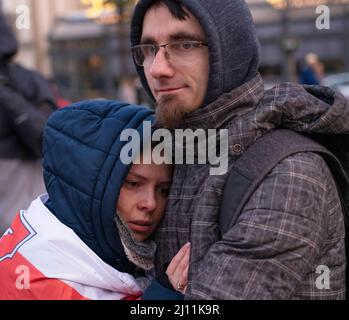 Batumi, Georgien - 21. März 2022: Eine Frau mit einem Mann mit der Flagge von Belarus Stockfoto