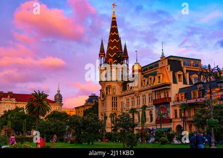 Batumi, Georgia - 21. März 2022: Rosafarbener Sonnenuntergang in der Stadt Stockfoto