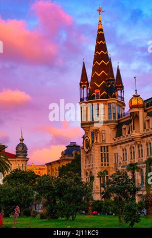 Batumi, Georgia - 21. März 2022: Rosafarbener Sonnenuntergang in der Stadt Stockfoto