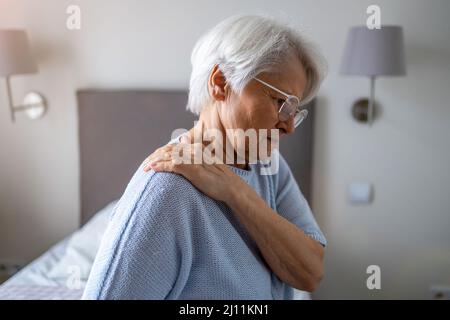 Ältere Frau mit Rückenschmerzen Stockfoto
