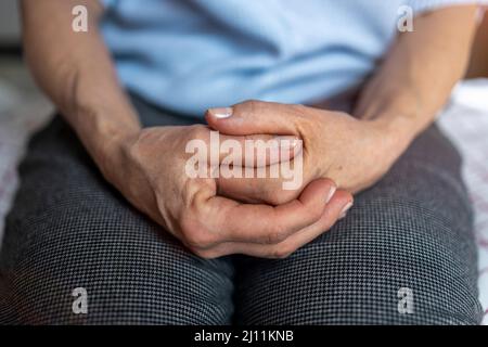 Nahaufnahme einer Hand einer älteren Frau Stockfoto