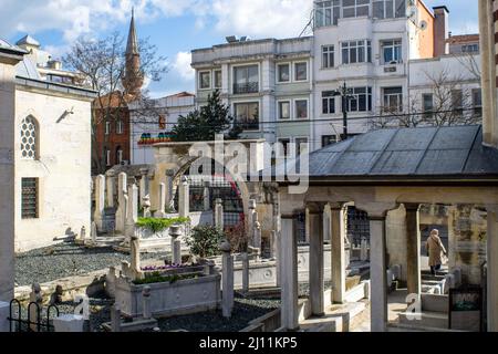 21. März 2022: Ansicht des Sinan Pasha Komplexes, bestehend aus einer Madrasa und einem Grab in der Divanyolu Straße in Fatih, Istanbul, Türkei, am 23. März 2022. Der Komplex wurde von Grand Vizier Great Sinan Pasha in Auftrag gegeben. Der Architekt war Davud Aga, Nachfolger und Schüler des Architekten Sinan. Nach der Inschrift auf dem Brunnen wurde es im Jahr 1594 abgeschlossen. (Bild: © Tolga Ildun/ZUMA Press Wire) Stockfoto