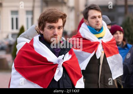 Batumi, Georgien - 21. März 2022: Ein Mann mit der Flagge von Belarus auf seinen Schultern Stockfoto