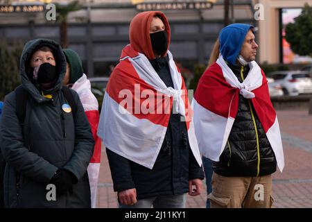 Batumi, Georgien - 21. März 2022: Ein Mann mit der Flagge von Belarus auf seinen Schultern Stockfoto