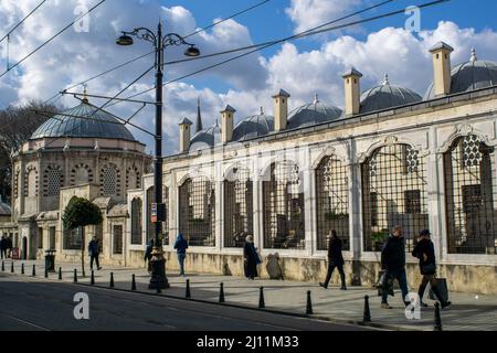 21. März 2022: Ansicht des Sinan Pasha Komplexes, bestehend aus einer Madrasa und einem Grab in der Divanyolu Straße in Fatih, Istanbul, Türkei, am 23. März 2022. Der Komplex wurde von Grand Vizier Great Sinan Pasha in Auftrag gegeben. Der Architekt war Davud Aga, Nachfolger und Schüler des Architekten Sinan. Nach der Inschrift auf dem Brunnen wurde es im Jahr 1594 abgeschlossen. (Bild: © Tolga Ildun/ZUMA Press Wire) Stockfoto