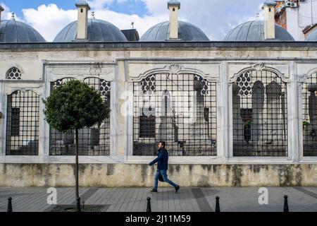 21. März 2022: Ansicht des Sinan Pasha Komplexes, bestehend aus einer Madrasa und einem Grab in der Divanyolu Straße in Fatih, Istanbul, Türkei, am 23. März 2022. Der Komplex wurde von Grand Vizier Great Sinan Pasha in Auftrag gegeben. Der Architekt war Davud Aga, Nachfolger und Schüler des Architekten Sinan. Nach der Inschrift auf dem Brunnen wurde es im Jahr 1594 abgeschlossen. (Bild: © Tolga Ildun/ZUMA Press Wire) Stockfoto