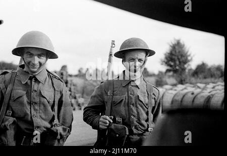 Zwei fröhliche alliierte Soldaten am Kontrollpunkt Stockfoto