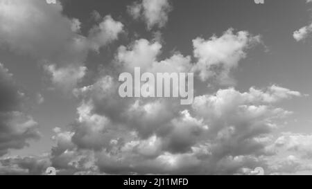 Hochauflösendes Bild Der Cumulus-Wolken Im Jahr 16: 9 Bildverhältnis Hochauflösendes Schwarz-Weiß-Format Stockfoto