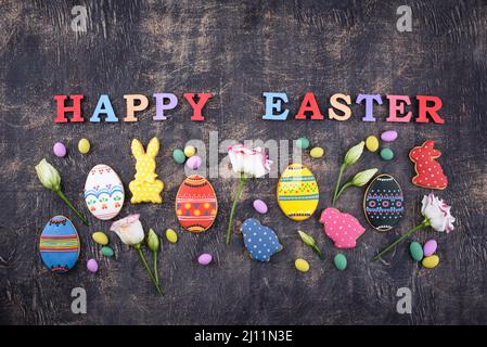 Osterkekse in Form von Eiern und Hase Stockfoto