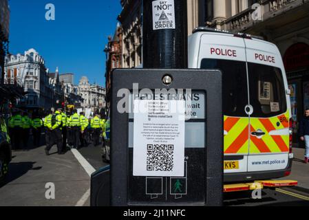 Protest findet in Westminster, London, Großbritannien statt, einschließlich Covid 19-Falschaufkleber auf Fußgängerüberwegen. Moderna erstellt Virus Fake News. Polizeieskorte. Stockfoto