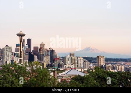 Die Skyline von Seattle mit Mt. Rainier in der Abenddämmerung Stockfoto