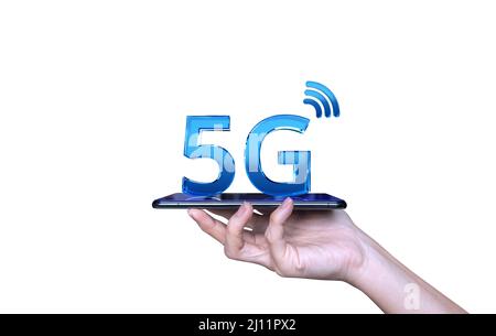 Nahaufnahme einer weiblichen Hand, die ein Telefon mit einem 5G 3D Render-Symbol hält. 5G Wireless-Netzwerksysteme. Das Konzept des 5G-Netzwerk, High-Speed-Netzwerk-Internet. Stockfoto