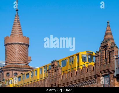 Berlin, Deutschland. 21. März 2022. Eine BVG-U-Bahn überquert die Oberbaumbrücke. Quelle: Monika Skolimowska/dpa-Zentralbild/ZB/dpa/Alamy Live News Stockfoto