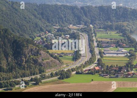 Luftaufnahme des Murtals um Deutschfreiritz, Gratkron und Friesach Stockfoto