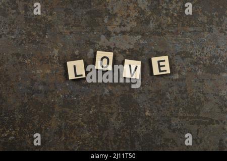 „Love“-Satz auf braunem Keramikhintergrund Stockfoto