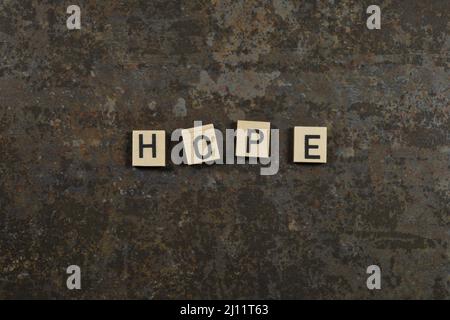 „Hope“-Satz auf braunem Keramikhintergrund Stockfoto
